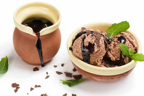 CHOC-SAUCE-CHOC-ICE-CREAM-600X400