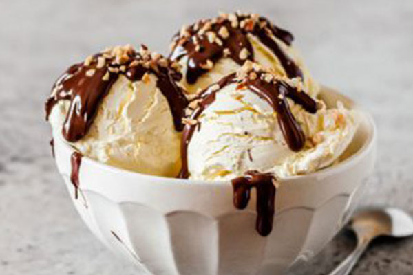 CHOC-SAUCE-ICE-CREAM-600X400